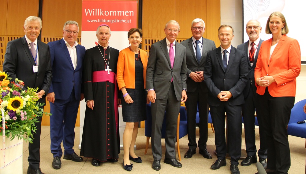 Erzdiözese Salzburg feiert 75 Jahre Katholisches Bildungswerk / Erzdiözese Salzburg v. l.: Andreas Seidl (Vorsitzender des Vereins KBW Salzburg), Landeshauptmann-Stellvertreter Heinrich Schellhorn, Weihbischof Hansjörg Hofer, Landtagspräsidentin Brigitta Pallauf, Landeshauptmann Wilfried Haslauer, Bürgermeister Harald Preuner, Bürge