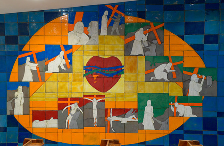 Kreuzweg - Osterei / kathbild.at / Franz Josef Rupprecht, Franz Josef Rupprecht Kreuzweg in Form eines Eis (dem Symbol des Lebens, der Auferstehung, von Ostern / Osterei) nach einem Entwurf von Josef Buttinger, Ausf