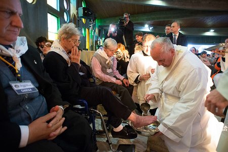Papst Franziskus hat am Gründonnerstag, 17. April 2014, zwölf Behinderten in einem römischen Therapiezentrum die Füße gewaschen, unter anderem an einem 75 Jahre alten libyschen Muslim. Foto: Siciliani/Osservatore Romano
