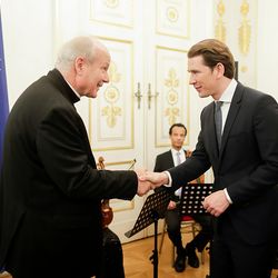 Am 4. Dezember 2018 empfingen Bundeskanzler Sebastian Kurz (r.) und Bundesminister Gernot Bl?mel Vertreter christlicher Religionen im Bundeskanzleramt. Im Bild mit dem Erzbischof von Wien Kardinal Christoph Sch?nborn (l.).