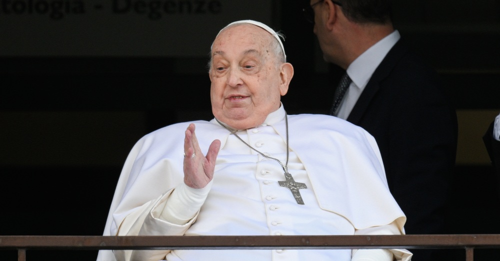 Der erkrankte Papst Franziskus winkt am 23. März 2025 zum ersten Mal seit seiner Klinikeinlieferung vom 14. Februar von einem Balkon der Gemelli-Klinik in Rom (Italien).