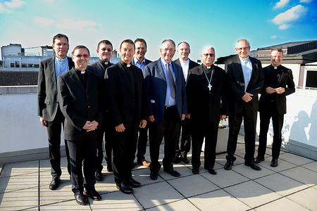  v.l.: Tadej Strehovec (Slowenien), Anton Ziolkovsky (Slowakei), Mirko Stefkovic (Serbien), Peter Schipka (Österreich), Rocco Buttiglione (Referent/Italien), Stanislav Pribyl (Tschechien), Bischof Artur Mizinski (Polen), Ivo Tomasevic