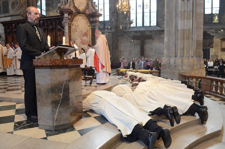 Kantor Erich Klug - Vors?nger der Allerheiligenlitanei; Niederwerfung / Kardinal Christoph Sch?nborn, Diakonenweihe: Josef B?hm, Karl Chadim, Alois Doppler, Kurt Fellner, Peter Morawetz, Alfred Ofner, Karl Radner, Ralph Schimpl, Heinz Stadlbacher, Pe