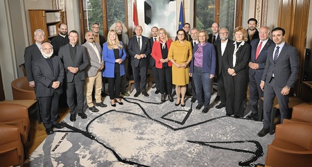 Gruppenfoto mit Nationalratspräsident Wolfgang Sobotka (ÖVP) (9. von links) und Veranstaltungsteilnehmer:innen
