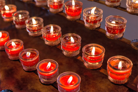 Viele Grablichter, Symbolfoto f