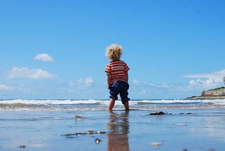 Kind am Strand