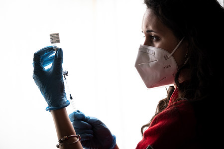 Eine Frau zieht eine Spritze auf mit dem Impfstoff gegen das Coronavirus am 15. März in Rom.