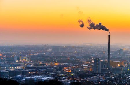 Rauchende Schlote in der Industriezone in Linz, ?sterreich, Ober?sterreich