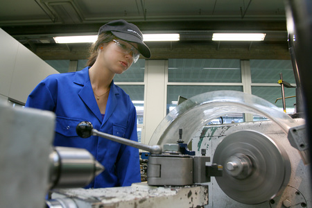 Azubi in atypischen Frauenberufen [ (c) www.BilderBox.com, Erwin Wodicka, Siedlerzeile 3, A-4062 Thening, Tel. + 43 676 5103678.Verwendung nur gegen HONORAR, BELEG, URHEBERVERMERK nach AGBs auf bilderbox.com], Altersgruppe, atypisch, atypische, atypi