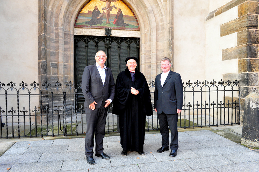 Bischof Michael Bünker, Martin Luther (Kirchenmeister Bernhard Naumann), Bischof Manfred Scheuer (Tor der Schlosskirche Wittenberg)
