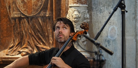Matthias Bartolomey spielte auf einem Cello aus dem frühen 18. Jahrhundert