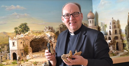 FeierAbend: 'Das Kind in der Krippe', Er ist K?nstler, Seelsorger und Bischof der Di?zese Innsbruck: der geb?rtige Steirer Hermann Glettler. Gemeinsam mit dem Psychiater und Psychologen Michael Lehofer hat er zuletzt das Buch 'Trost - Wege aus der Ve