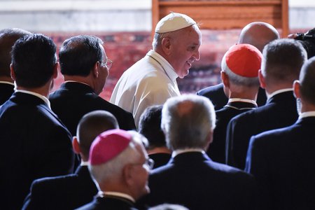 Papst Franziskus in der Kirche St. Patrick / © 2015 KNA, www.kna-bild.de - Nutzungsrechte vorbehalten., Jabin Botsford/ Reuters Pool Papst Franziskus besucht die Kirche St. Patrick am 24. September 2015 in Washington. Bild: Papst Franziskus begrüßt die Menschen bei seiner Ankunft.