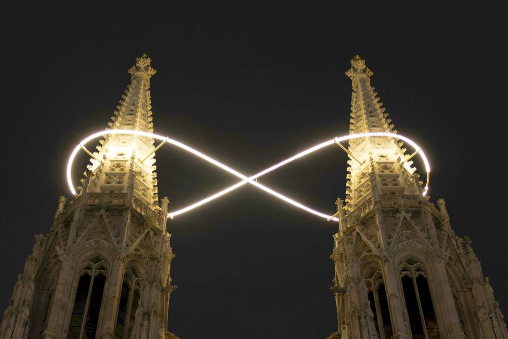 Lichtinstallation 'Infinity' von Billi Thanner auf Wiener Votivkirche / © Katharina Schiffl Lichtinstallation 'Infinity' von Billi Thanner auf Wiener Votivkirche