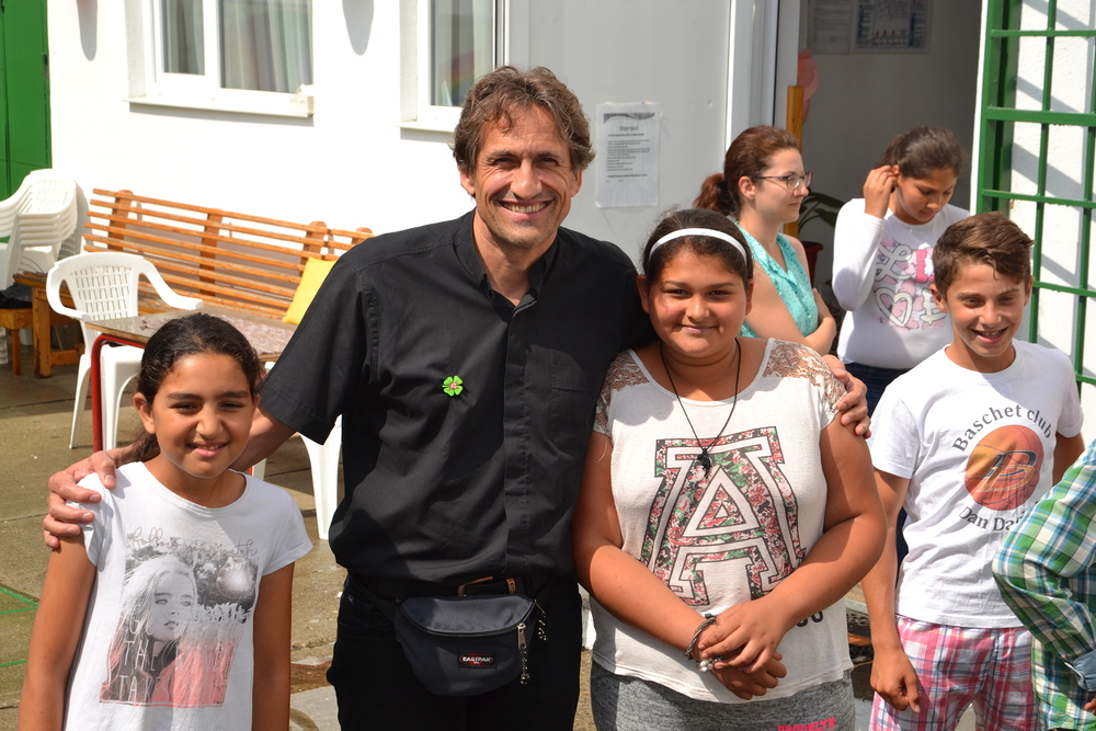 P. Markus Inama SJ, Vorstand von Concordia, mit Schützlingen in Rumänien