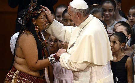 Papst Franziskus begrüßt am 27. Juli 2013 in Rio de Janeiro (Brasilien) Indianer aus dem Amazonasgebiet.