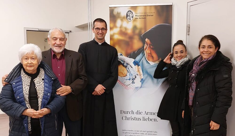 Missionspriester P. Sebastian Dumont (Mitte) mit Künstlern bei Benefizkonzert in Wiener Pfarre Maria Namen / Sandra Peña Missionspriester P. Sebastian Dumont (Mitte) mit Künstlern bei Benefizkonzert in Wiener Pfarre Maria Namen