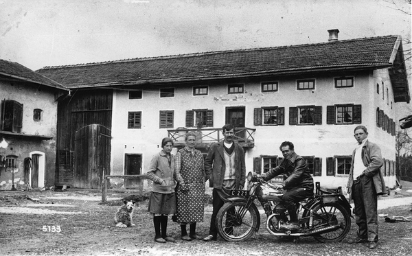 Franz nach seiner Rückkehr aus der Steiermark, er besitzt das erste Motorrad im Dorf. Von links nach rechts: Ziehschwester Aloisia, Mutter Rosalia, Adoptivvater Heinrich J?gerst?tter, Franz und ein zuf?llig anwesender Fleischhauer.