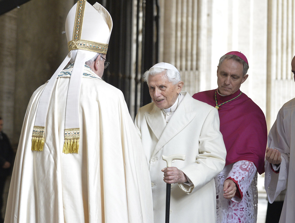 Eröffnung des Heiligen Jahres der Barmherzigkeit durch Papst Franziskus am 8. Dezember 2015 im Vatikan. Bild:  Bild: Papst Franziskus begrüßt den emeritierten Papst Benedikt XVI. vor der Öffnung der Heiligen Pforte.