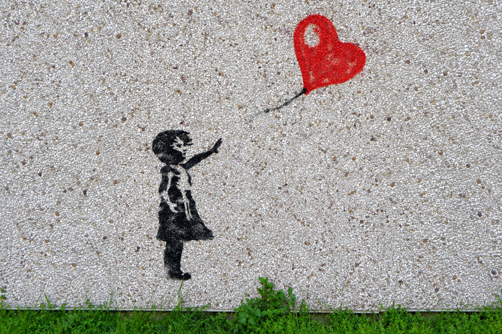Kind auf Betonwand, das hinter einem Luftballon hergreift / Zorro4 auf Pixabay Kind auf Betonwand, das hinter einem Luftballon hergreift
