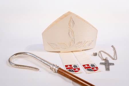 Bisch-fliche-Insignien-f-r-Gr-nwidl-M-glichst-einfach-und-schlicht-