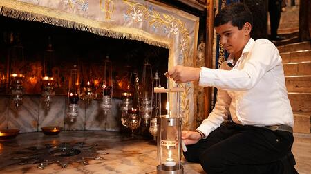 ORF-Friedenslicht-aus-Bethlehem-an-den-Papst-bergeben